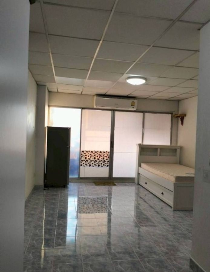 ขายด่วน คอนโด เพื่อการลงทุน Green Place royal park ทำเลหน้าโรงเรียน ขนาด 31 ตรม.ชั้น 4 โทร 099-196-1001