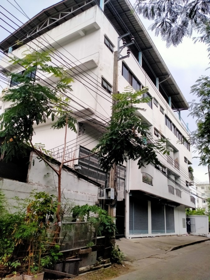 ขายอาคารสำนักงาน 5 ชั้น บนที่ดิน100กว่าตารางวา  ถนนสุขุมวิท 101/1 ซอยวชิรธรรมสาธิตแยก16 ใกล้ BTSปุณณวิถี