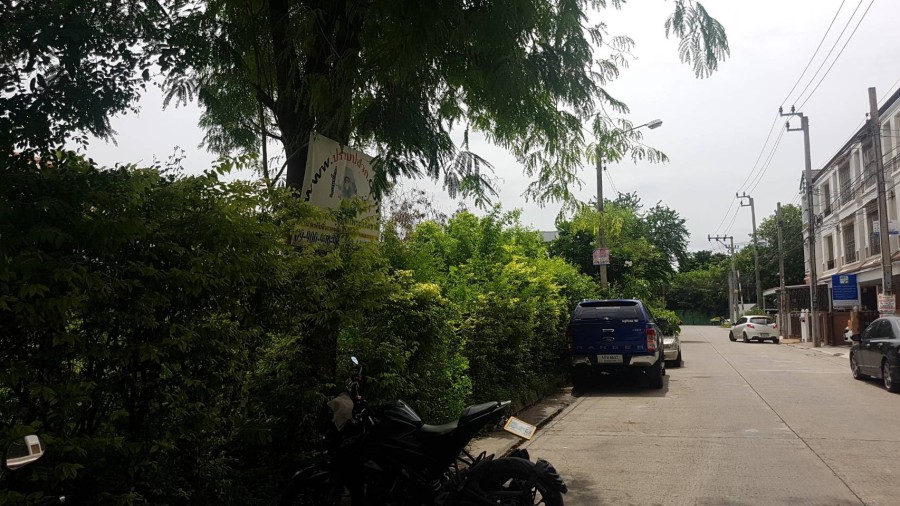 ขายโชวร์รูมบนที่ดิน 540 ตรว. ติดถนนสุขาภิบาล 5 ซอย73 (วัชรพล)  ใกล้หมู่บ้านคาซ่าวิลล์ และโรงเรียนสารสาร์ท สุขาภิบาล5