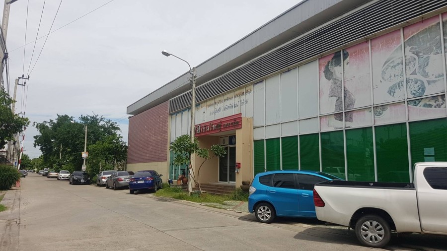 ขายโชวร์รูมบนที่ดิน 540 ตรว. ติดถนนสุขาภิบาล 5 ซอย73 (วัชรพล)  ใกล้หมู่บ้านคาซ่าวิลล์ และโรงเรียนสารสาร์ท สุขาภิบาล5