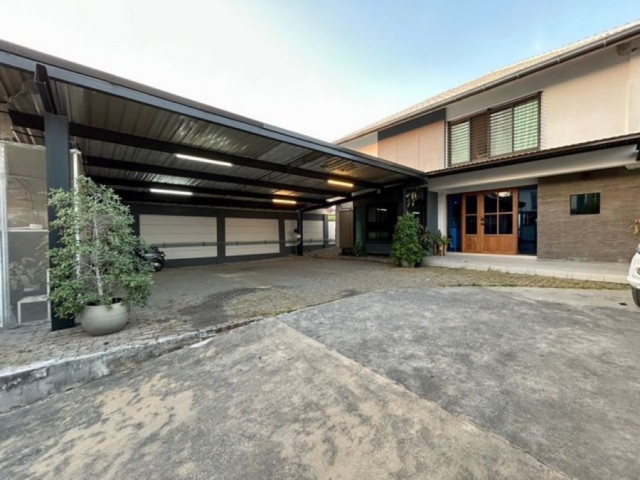 ให้เช่าบ้านพร้อมโกดัง พื้นที่ใช้สอย 550 ตารางเมตร  8 ที่จอดรถ ลาดพร้าว 71