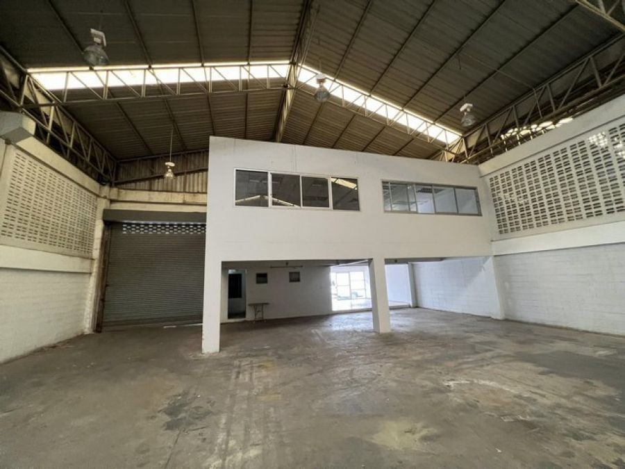 ให้เช่าโกดังพร้อมออฟฟิศ  700 ตารางเมตร ซอยทรัพย์ทวีามโคกปทุมธานี