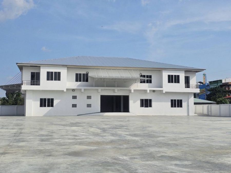 ให้เช่าอาคารสำนักงานและพื้นที่ลานกว้าง จอดรถได้ 50 กว่าคัน สามารถทำโกดังได้ ใกล้ทางด่วน ใกล้ BTSแบริ่ง  มีลิฟท์ขนของ  ซอยแบริ่ง15