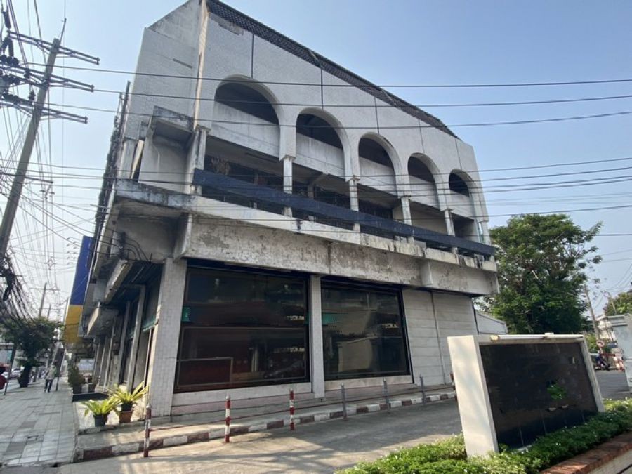 ให้เช่าอาคารพาณิชย์ ย่าน  โชคชัย4  ใกล้สถานี รถไฟฟ้าลาดพร้าว  สองคูหา หลังมุม 4.5 ชั้น รวมดาดฟ้า เนื้อที่ 34 ตร.ว.