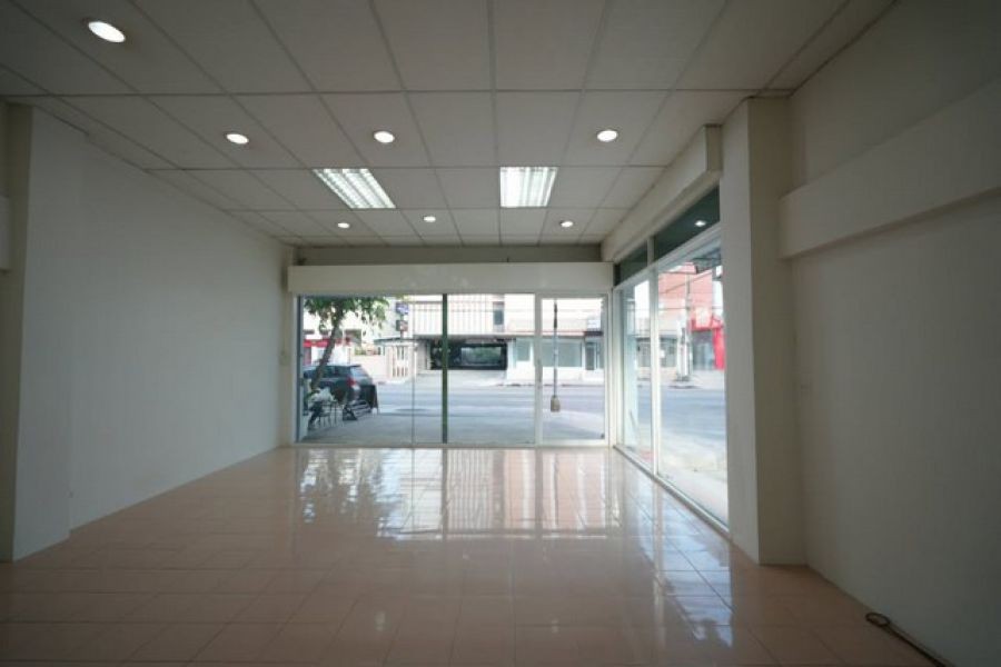 ให้เช่าอาคารพาณิชย์ 4ชั้น ใกล้ตลาดนัด เหมาะสำหรับทำออฟฟิศ ร้านอาหาร โชว์รูม  หลังมุม ติดริมถนนใหญ่ ลาดพร้าว-วังหิน