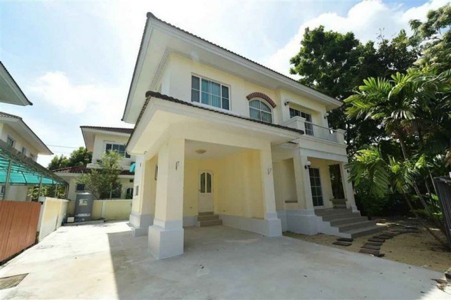 ขายและให้เช่าบ้านเดี่ยวหลังมุม  หมู่บ้านปาริชาต   ถนนคุ้มเกล้า ซอย11  เนื้อที่ 78 ตร.ว.3ห้องนอน  ย่านมีนบุรี คุ้มเกล้า