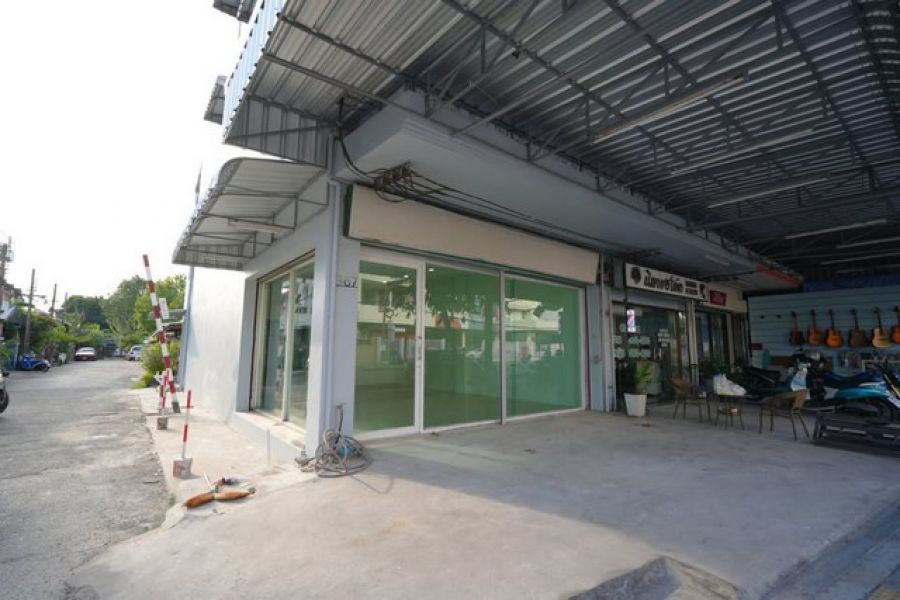 ให้เช่าอาคารพาณิชย์หลังมุม พื้นที่ใช้สอย  400  ตรม ติดริมถนนใหญ่ลาดพร้าววังหิน ใกล้ตลาดนัด แหล่งชุมชน