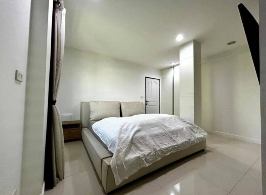 ให้เช่าบ้านพร้อมโกดัง พื้นที่ใช้สอย 550 ตารางเมตร  8 ที่จอดรถ ลาดพร้าว 71