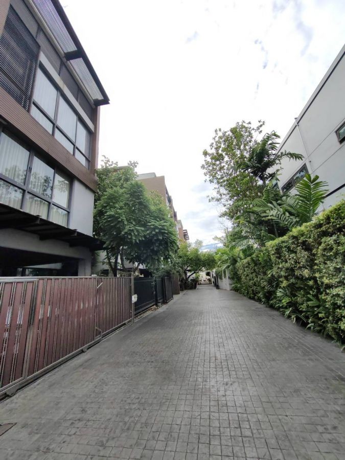 ขายบ้านแฝด The Plot Yen-Akat  36 ตรว. 3 ชั้น ซอยเย็นอากาศ 2