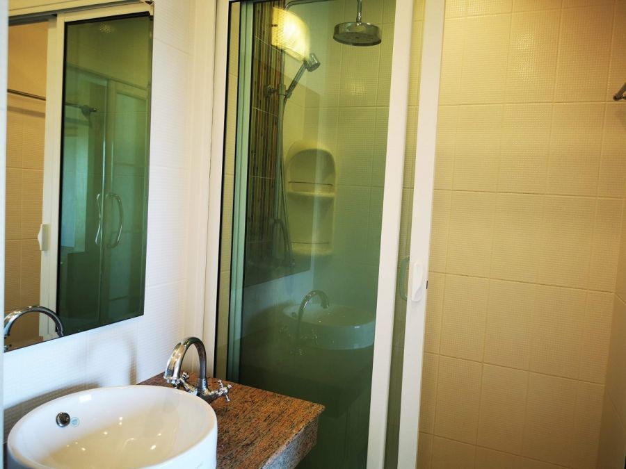 ขายวรัญญา เอ็กซํเซ็คคิวทิฟ คอนโดมิเนียม ตกแต่งพร้อม ชั้น5 เห็นทะเลริมหาดแสงจันทร์