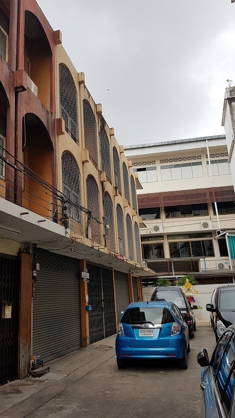 ขายอาคารพานิชย์ 3 ชั้น 3 คูหา ขนาด 77 ตรว. ในซอยสาธุประดิษฐ์19 แยก1 หรือซอยวัดโพธ์แมน ถ.นราธิวาสราชนครินทร์ 24