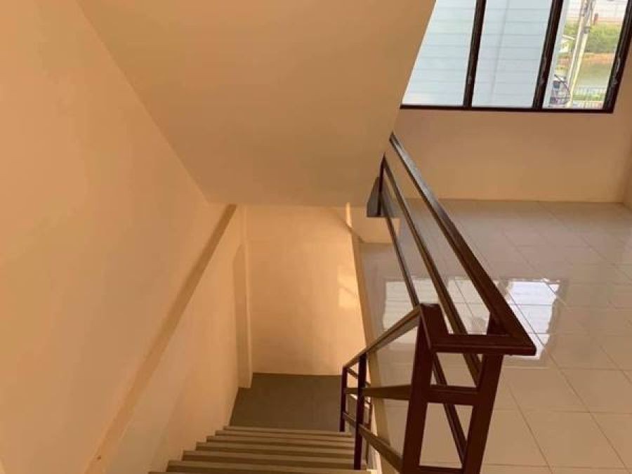 ให้เช่าตึก ราคาถูกเพียง 13,000 บ/ด 2คูหาทะลุติดกัน ห้องมุม ทำเลดี อยู่ตรงคลองหกใกล้บิ๊กซี ซอย เบญจทรัพย์ โทร 0814664597