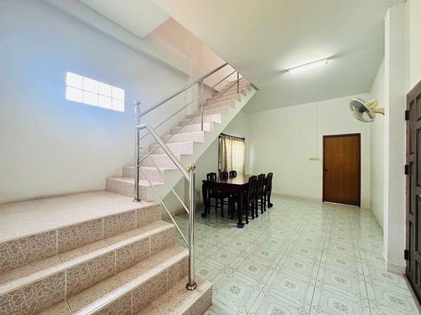 ขายบ้านพร้อมที่ดิน ในตัวเมืองพิษณุโลก 2 ชั้น มีดาดฟ้า เนื้อที่ 42 ตร.ว. แถมฟรีเฟอร์นิเจอร์ พร้อมเข้าอยู่ โทร 081-9629980