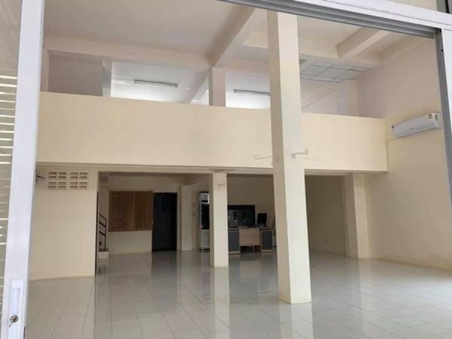 ขายเพียง 2.9 ล้านบาท! อาคารพาณิชย์ 2 คูหา ทะลุถึงกัน 3 ชั้นครึ่ง ห้องหัวมุม สภาพใหม่ ทำเลทอง ใกล้ Big C คลองหก! โทร 081-466-4597