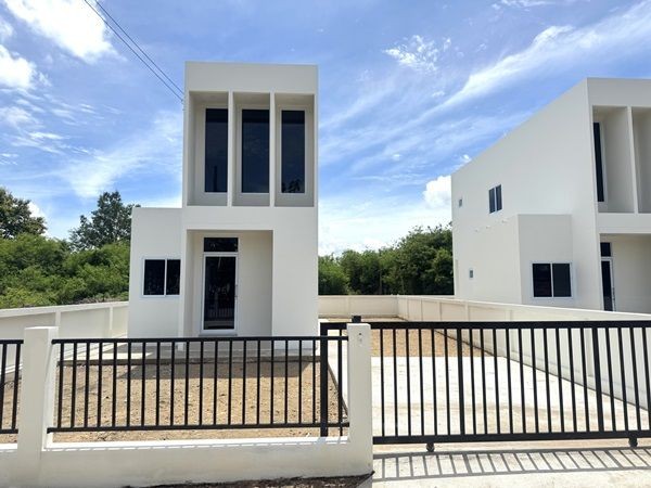 บ้านใหม่โมเดิร์น 2 ชั้น ลำพูน 1.29 ล้าน! 50ตรว. ฟรีโอน! ใกล้เมือง-รพ. 5 นาที โทร 093-584-6654