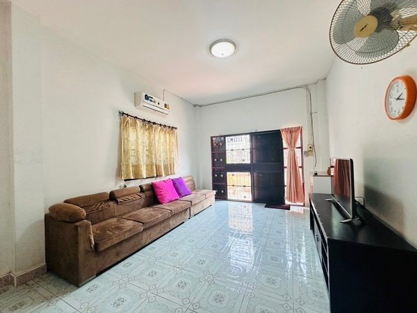 ขายบ้านพร้อมที่ดิน ในตัวเมืองพิษณุโลก 2 ชั้น มีดาดฟ้า เนื้อที่ 42 ตร.ว. แถมฟรีเฟอร์นิเจอร์ พร้อมเข้าอยู่ โทร 081-9629980