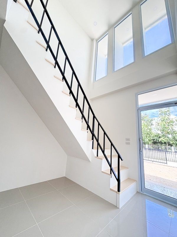 บ้านใหม่โมเดิร์น 2 ชั้น ลำพูน 1.29 ล้าน! 50ตรว. ฟรีโอน! ใกล้เมือง-รพ. 5 นาที โทร 093-584-6654