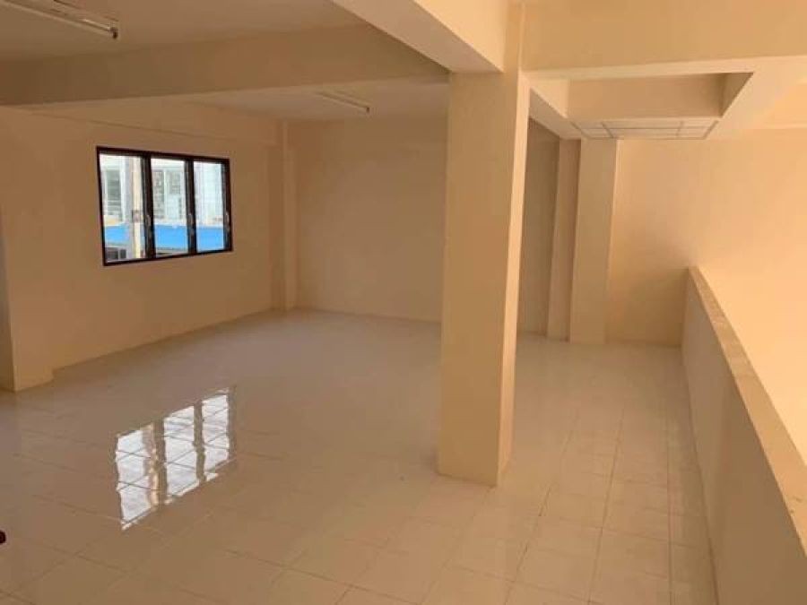 ขายเพียง 2.9 ล้านบาท! อาคารพาณิชย์ 2 คูหา ทะลุถึงกัน 3 ชั้นครึ่ง ห้องหัวมุม สภาพใหม่ ทำเลทอง ใกล้ Big C คลองหก! โทร 081-466-4597