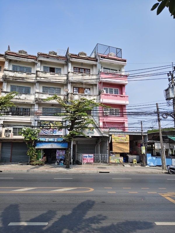 ขายอาคารพาณิชย์ ปากซอยประชาอุทิศ 127 ใกล้บิ๊กซี ติดถนนใหญ่ ทำเลศักยภาพสูง โทร 063-365-9464