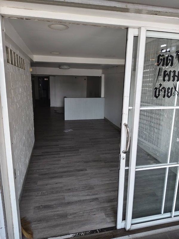 ขายอาคารพาณิชย์ ปากซอยประชาอุทิศ 127 ใกล้บิ๊กซี ติดถนนใหญ่ ทำเลศักยภาพสูง โทร 063-365-9464