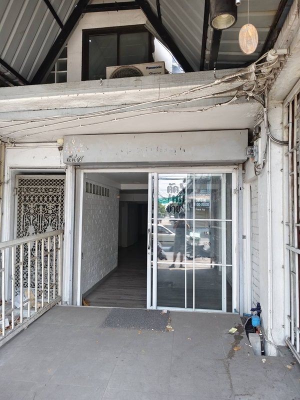 ขายอาคารพาณิชย์ ปากซอยประชาอุทิศ 127 ใกล้บิ๊กซี ติดถนนใหญ่ ทำเลศักยภาพสูง โทร 063-365-9464