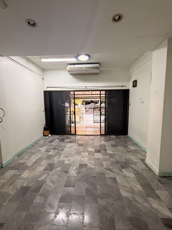 ให้เช่าทาวเฮ้าส์ 3 ชั้น หมู่บ้าน สินทวีแกรนด์วิลเลจน์ ใกล้ห้างเซ็นทรัลพระราม2 พร้อมอยู่ โทร 081-8218151