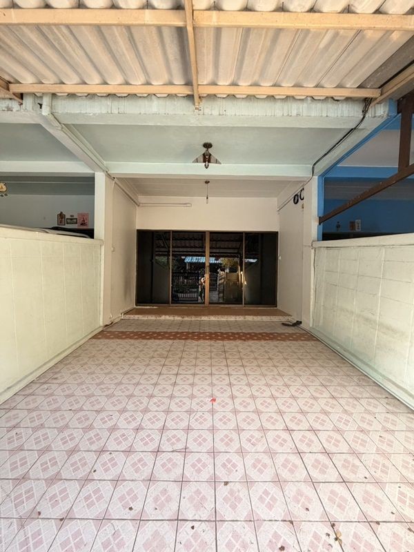 ให้เช่าทาวเฮ้าส์ 3 ชั้น หมู่บ้าน สินทวีแกรนด์วิลเลจน์ ใกล้ห้างเซ็นทรัลพระราม2 พร้อมอยู่ โทร 081-8218151