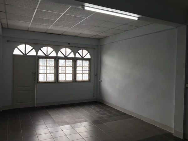 ให้เช่า ตึกแถว 4 ชั้น ต่อเติมเต็ม เอกชัย 69/1 ราคา 1หมื่นบาท/ด. บาท T. 086-4540423