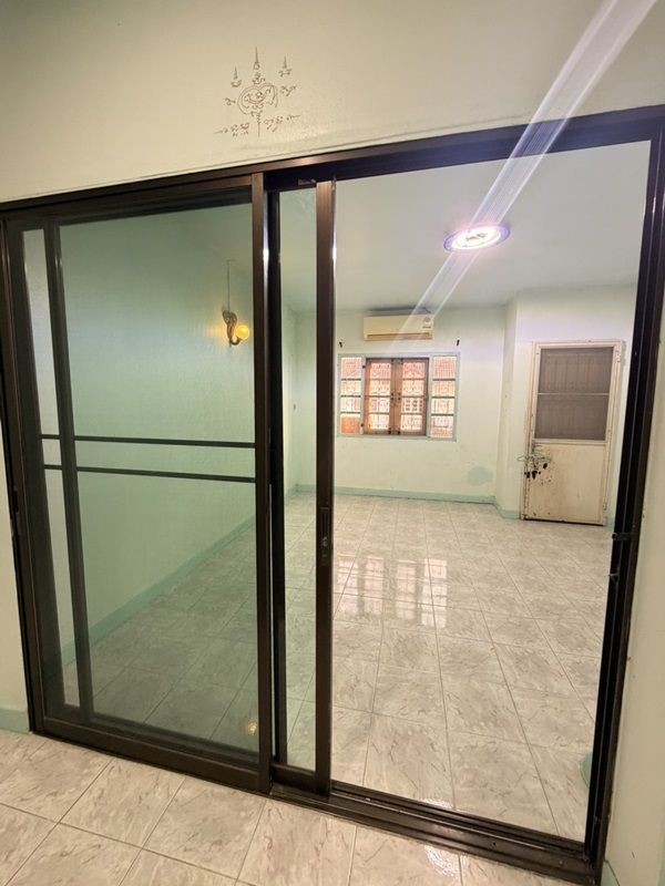 ให้เช่าทาวเฮ้าส์ 3 ชั้น หมู่บ้าน สินทวีแกรนด์วิลเลจน์ ใกล้ห้างเซ็นทรัลพระราม2 พร้อมอยู่ โทร 081-8218151