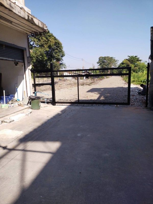 ขายที่ดิน ถนนพระราม2 ซอย28 แยก22 เขตจอมทอง กทม. พร้อมสิ่งปลูกสร้าง เป็นพื้นที่สีส้ม ขนาด 8 ไร่ 1 งาน 85 ตร.ว. โทร. 0814018666