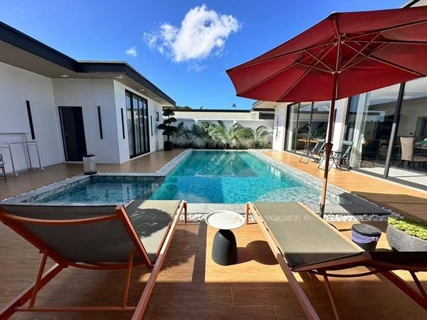 Luxury villa with a private swimming pool for sale in Phuket City. Conveniently located near shopping areas, Robinson, and ICONSIAM. For inquiries, please call 096-265-3964